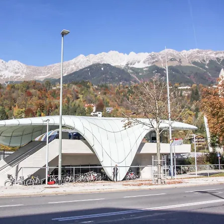 豪斯吉拉马尔特酒店